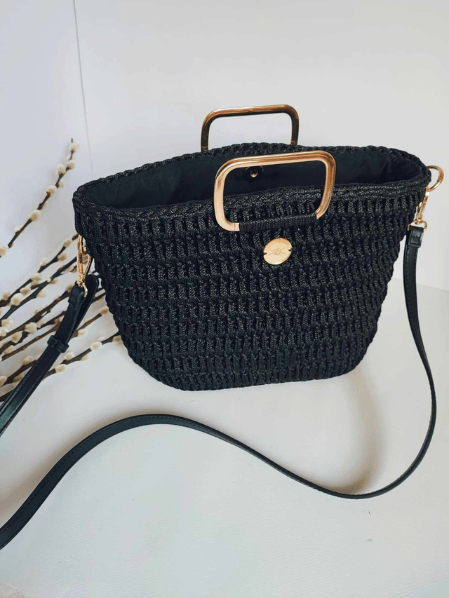 Sac Valentina Noir – Élégant et Moderne avec Poignée Rectangulaire Dorée