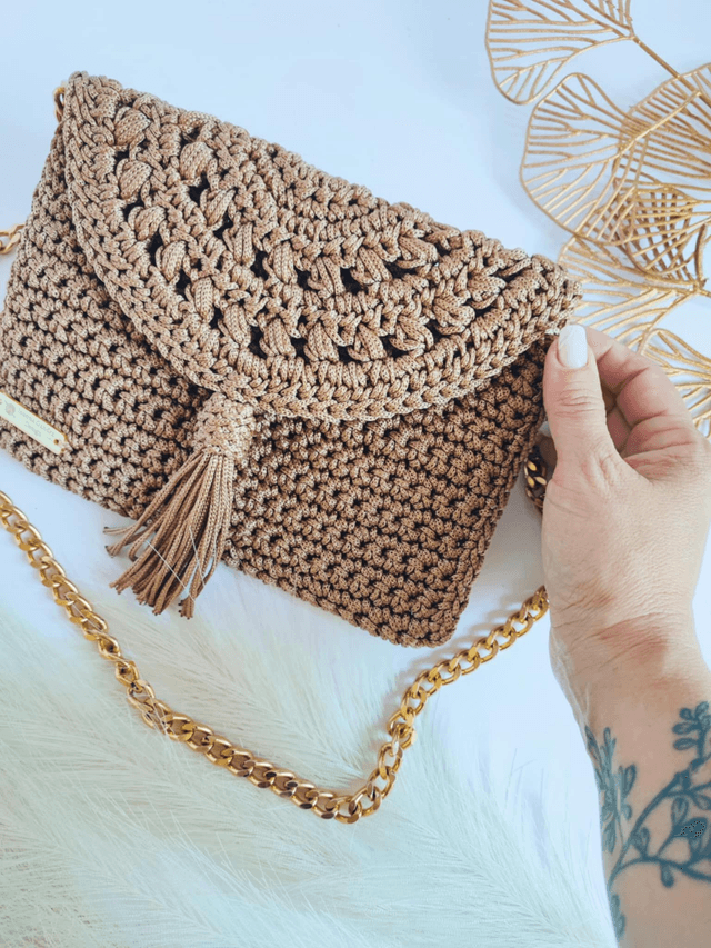 Sac Maya en crochet fait main – style bohème chic, rabat à pompon et chaîne dorée 