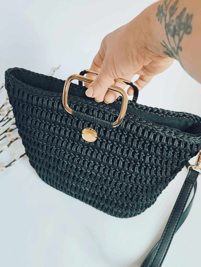 Sac Valentina Noir – Élégant et Moderne avec Poignée Rectangulaire Dorée