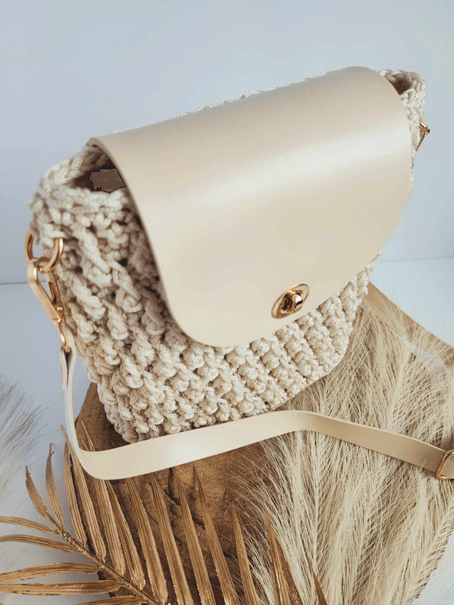 Sac Nina – Sac bandoulière en crochet beige clair avec cuir et détails dorés – Fait main