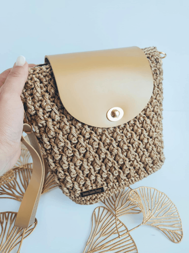 Adorable sac à bandoulière en crochet Nina. Accessoire unique en crochet, touche dorée 