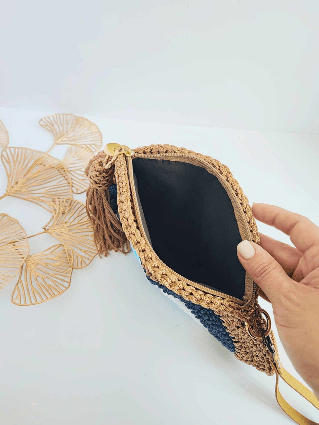 Sac Clutch mauvais œil fait main en crochet, pochette Nazar avec dragonne dorée, fermeture zippée et pompon – accessoire artisanal en polyester