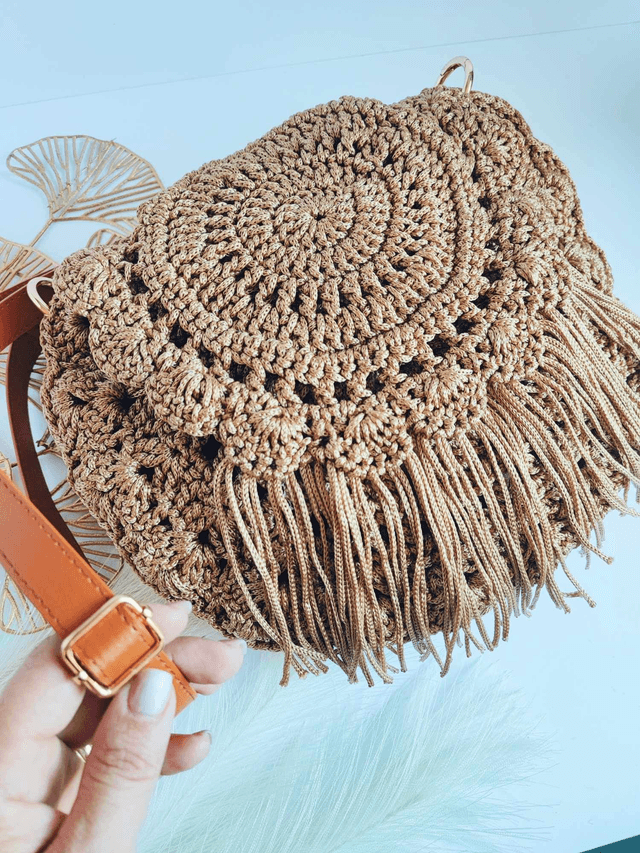 Sac Luma en crochet fait main – style bohème avec franges, anse caramel et fermeture magnétique