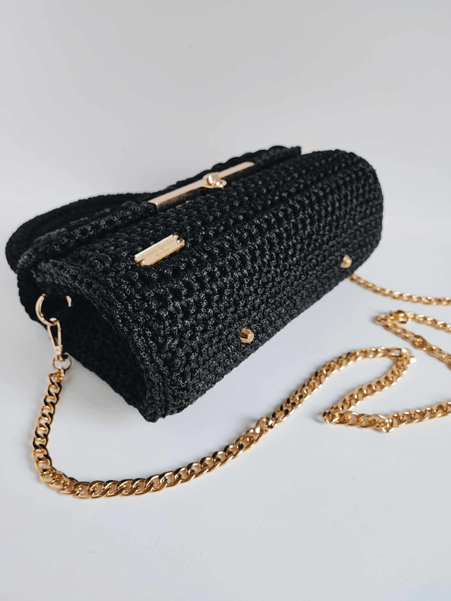 Sac Charlotte – Élégance audacieuse en crochet noir et doré
