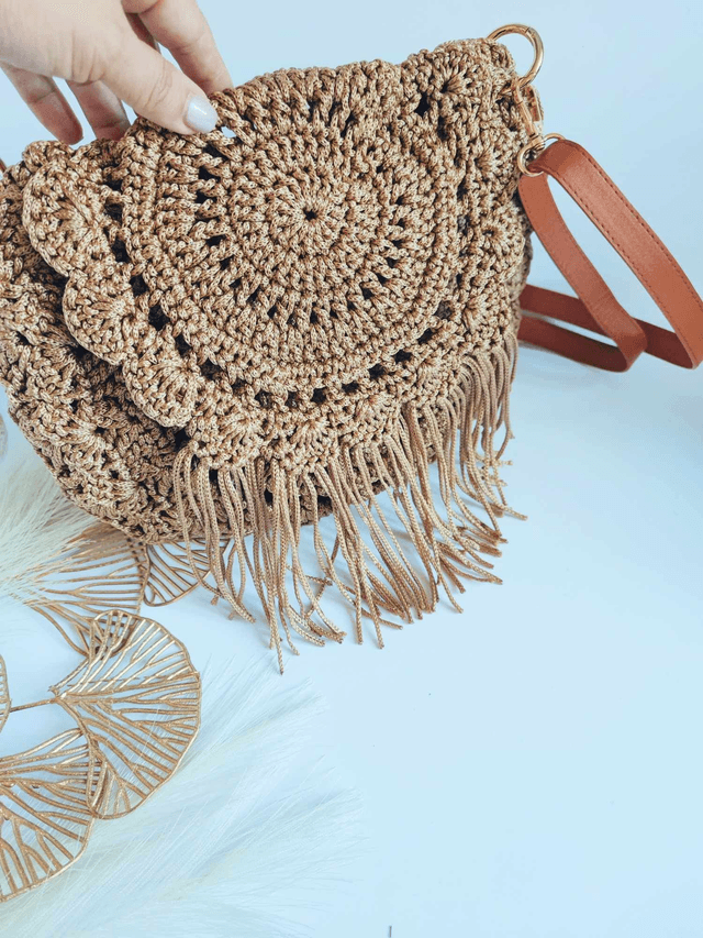 Sac Luma en crochet fait main – style bohème avec franges, anse caramel et fermeture magnétique