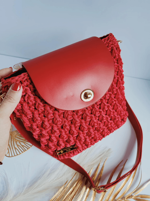 Sac Nina – Sac bandoulière en crochet rouge avec cuir et détails dorés 