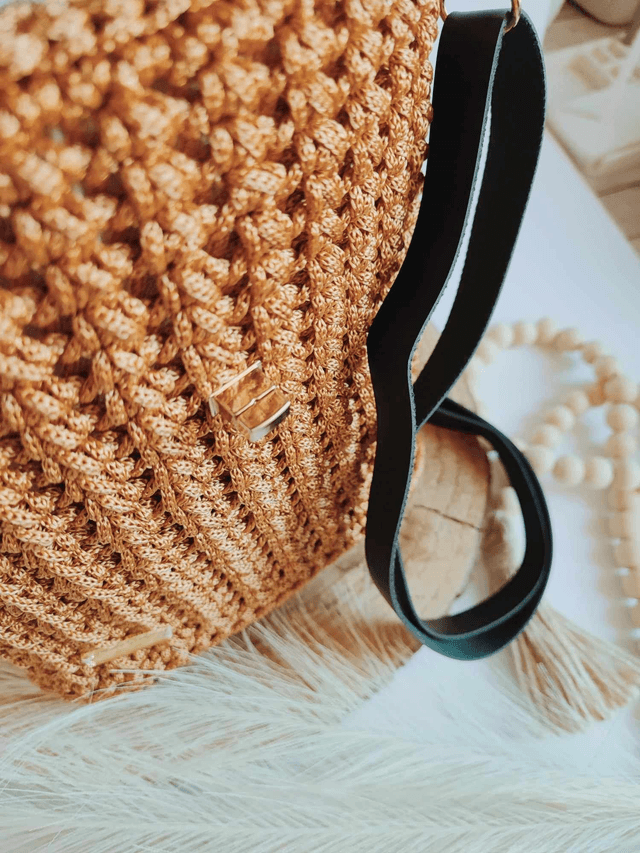 Adorable sac à bandoulière en crochet Nina. Accessoire unique en crochet, touche dorée