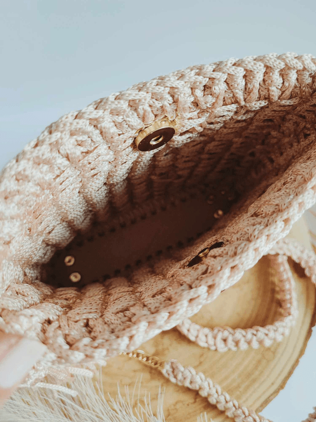 Mini Eva – Sac en crochet nude fait main avec base en cuir et fermeture dorée