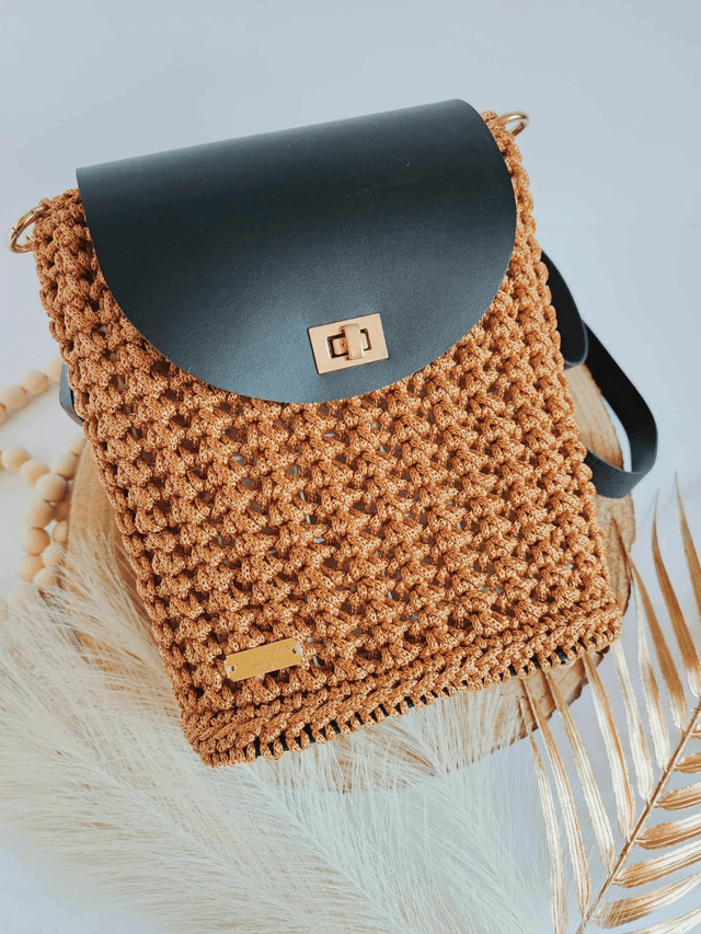 Adorable sac à bandoulière en crochet Nina. Accessoire unique en crochet, touche dorée