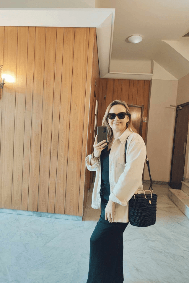 Sac Valentina Noir – Élégant et Moderne avec Poignée Rectangulaire Dorée