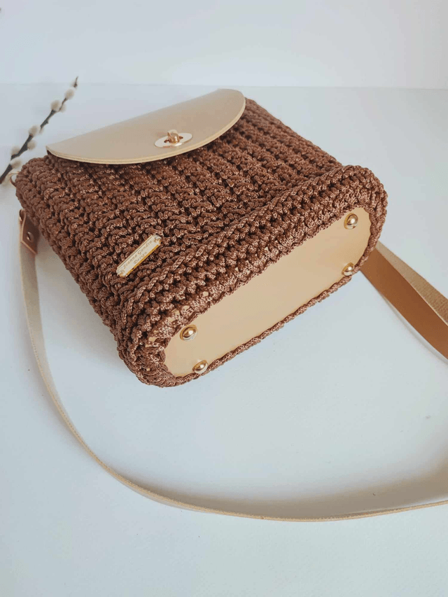 Adorable sac à bandoulière en crochet Nina. Accessoire unique en crochet, touche dorée