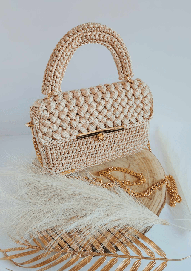 Sac Charlotte – Élégance intemporelle en crochet beige et doré