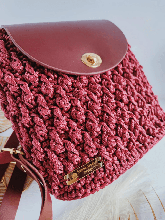Sac Nina – Sac bandoulière en crochet bordeaux avec cuir et détails dorés – Fait main