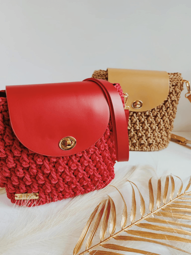 Sac Nina – Sac bandoulière en crochet rouge avec cuir et détails dorés 
