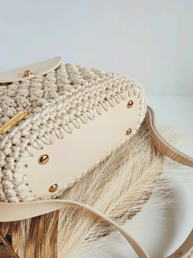 Sac Nina – Sac bandoulière en crochet beige clair avec cuir et détails dorés – Fait main