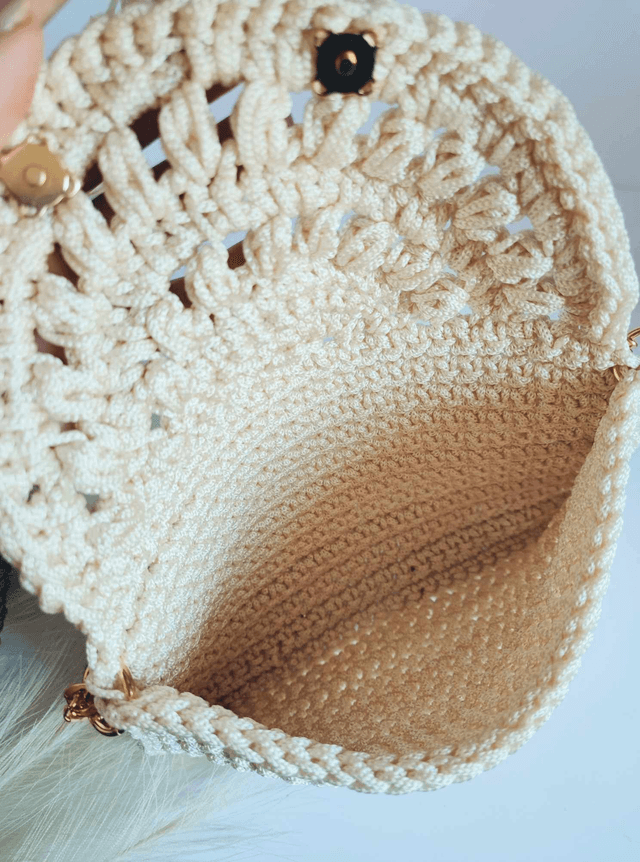 Sac Maya en crochet fait main – style bohème chic, rabat à pompon et chaîne dorée