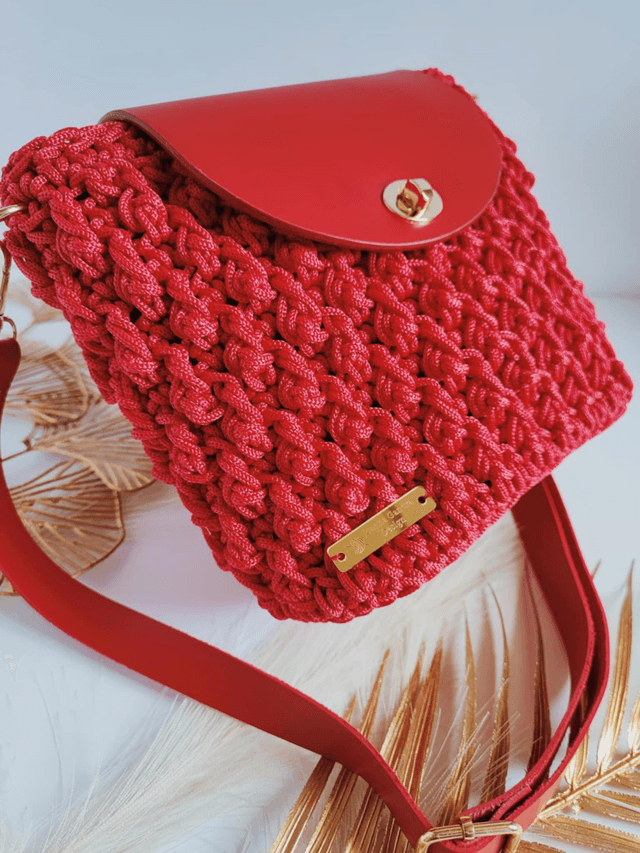 Sac Nina – Sac bandoulière en crochet rouge avec cuir et détails dorés 