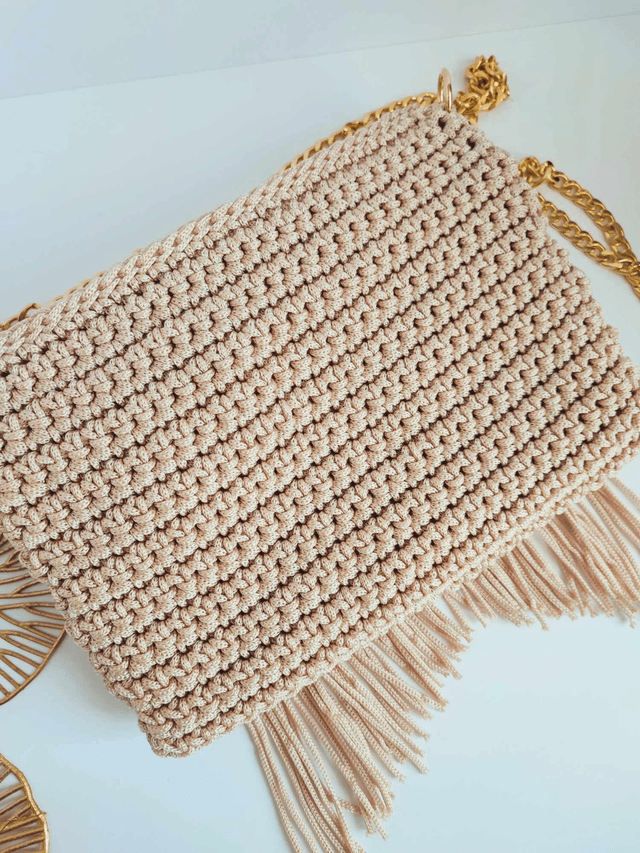 Sac Lara en crochet fait main – style bohème avec franges et chaîne dorée 120 cm