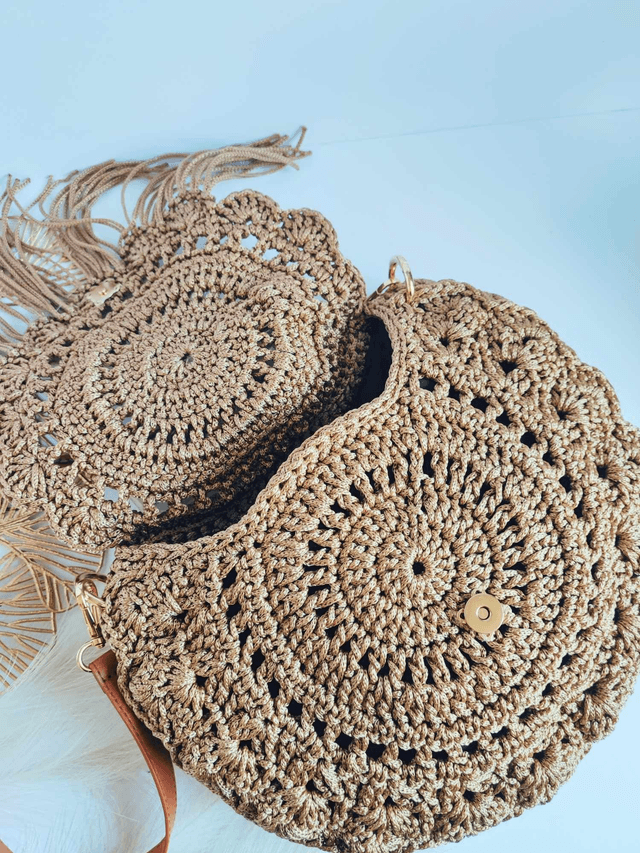Sac Luma en crochet fait main – style bohème avec franges, anse caramel et fermeture magnétique