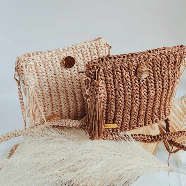 Mini Eva – Sac en crochet nude fait main avec base en cuir et fermeture dorée