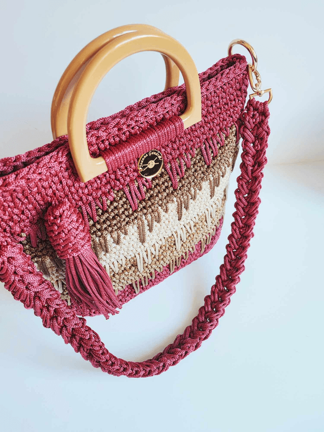 Sac Siena Élégant, original et Moderne en tons bordeaux magenta, marron et beige avec détails en cuir  synthétique 