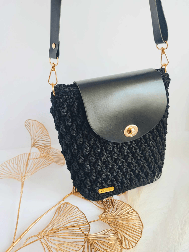 Sac Nina – Sac bandoulière en crochet noir avec cuir et détails dorés – Fait main