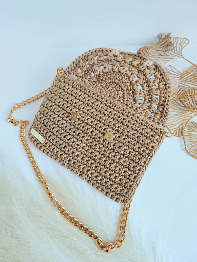 Sac Maya en crochet fait main – style bohème chic, rabat à pompon et chaîne dorée 
