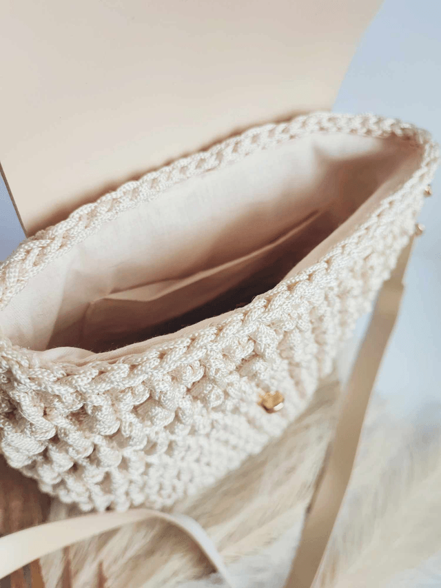 Sac Nina – Sac bandoulière en crochet beige clair avec cuir et détails dorés – Fait main