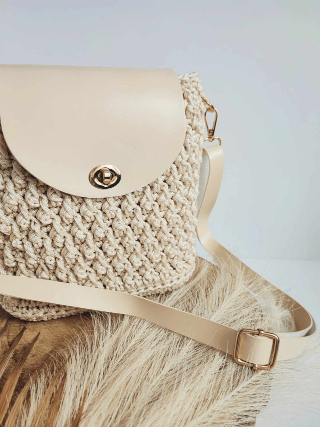 Sac Nina – Sac bandoulière en crochet beige clair avec cuir et détails dorés – Fait main