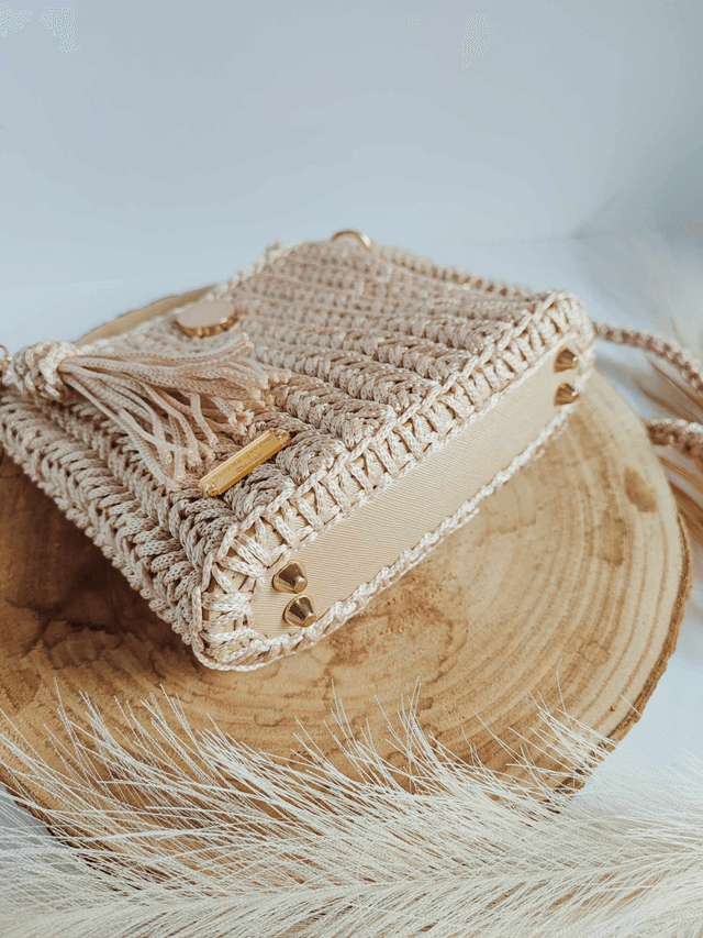 Mini Eva – Sac en crochet nude fait main avec base en cuir et fermeture dorée