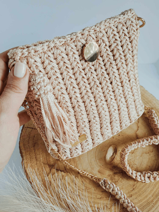 Mini Eva – Sac en crochet nude fait main avec base en cuir et fermeture dorée