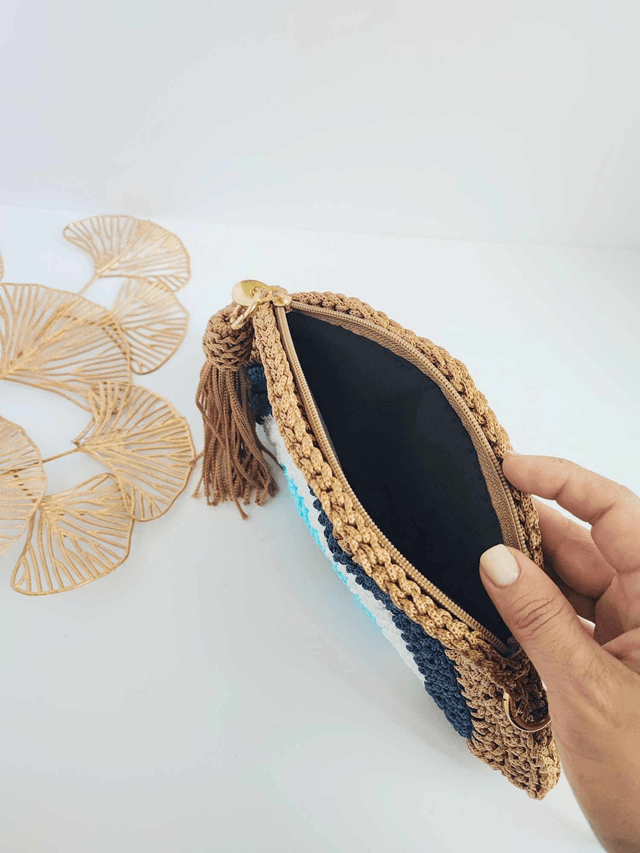 Sac Clutch mauvais œil fait main en crochet, pochette Nazar avec dragonne dorée, fermeture zippée et pompon – accessoire artisanal en polyester