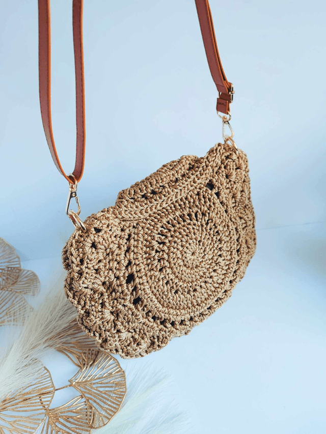 Sac Luma en crochet fait main – style bohème avec franges, anse caramel et fermeture magnétique