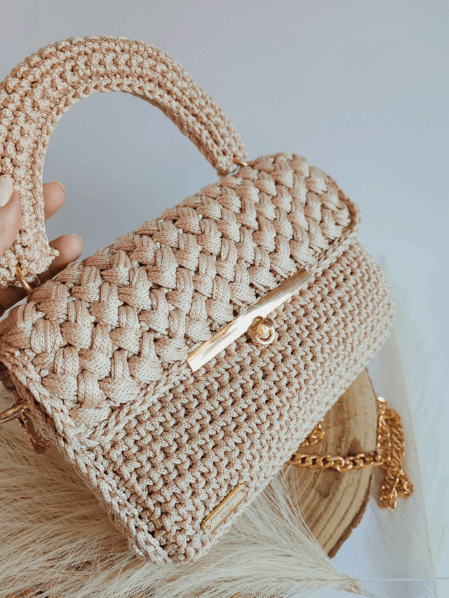 Sac Charlotte – Élégance intemporelle en crochet beige et doré