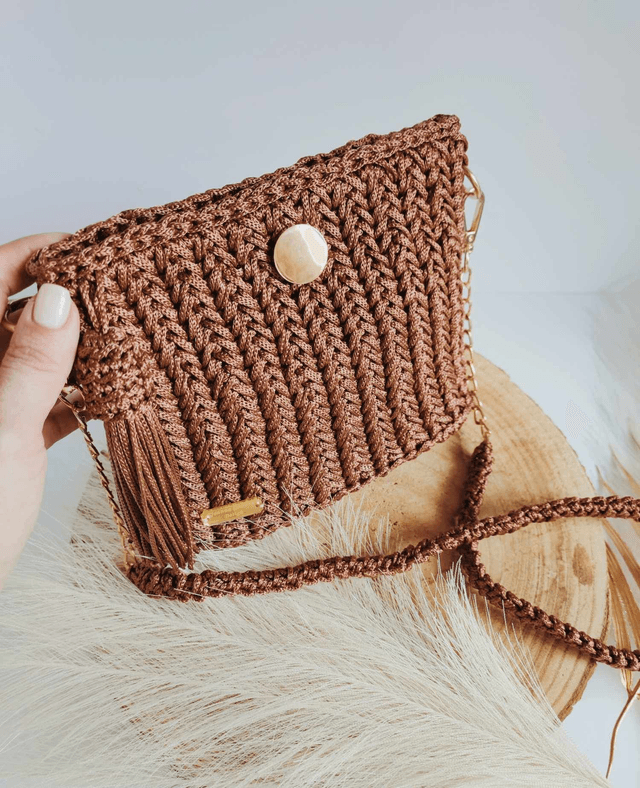 Mini Eva – Petit sac à main en crochet cuivre fait main, base en cuir et fermeture aimantée dorée