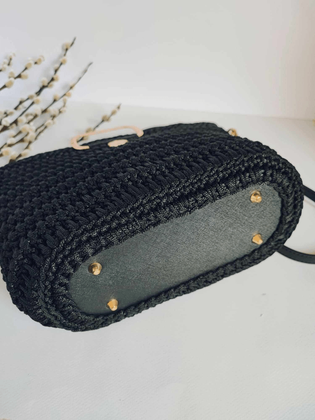 Sac Valentina Noir – Élégant et Moderne avec Poignée Rectangulaire Dorée