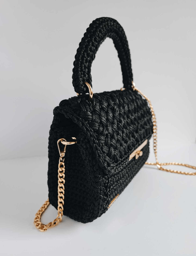 Sac Charlotte – Élégance audacieuse en crochet noir et doré