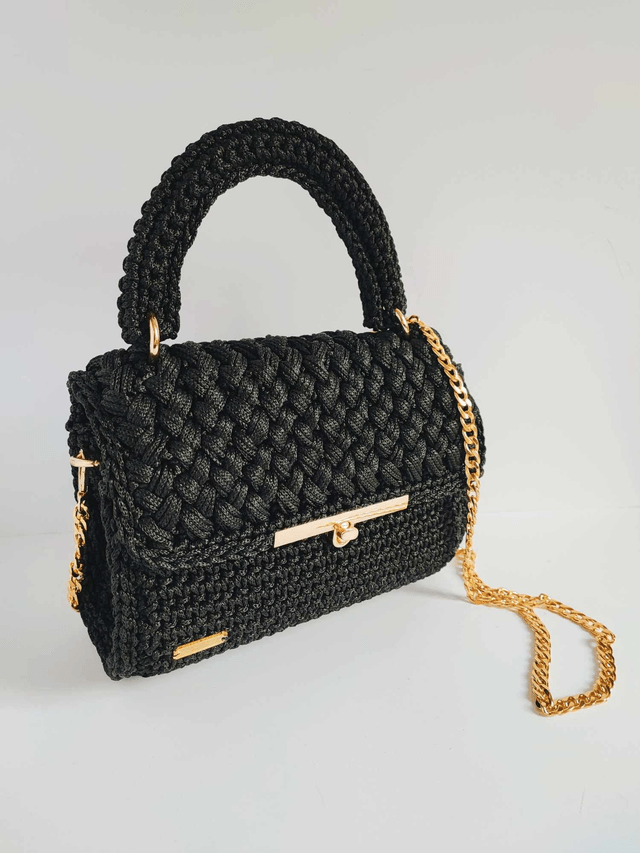 Sac Charlotte – Élégance audacieuse en crochet noir et doré