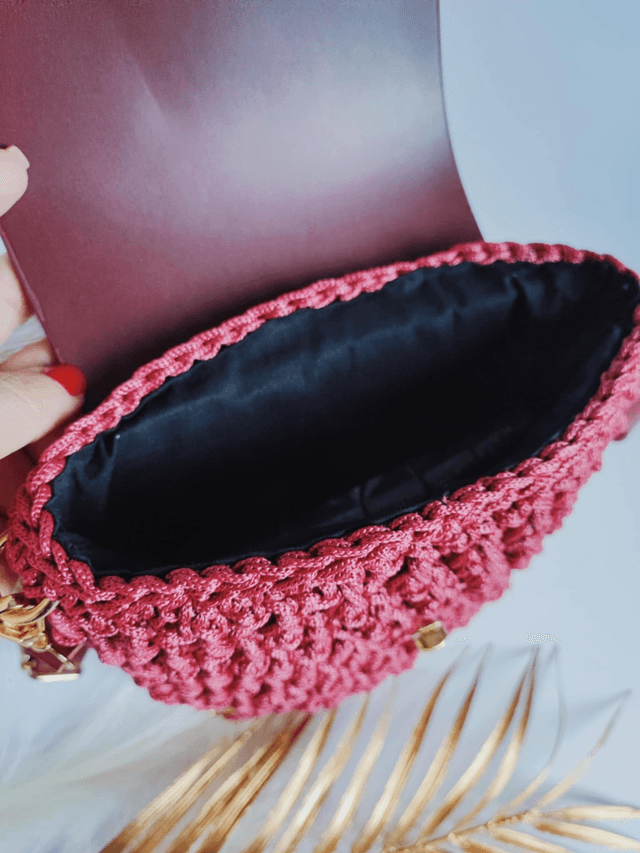 Sac Nina – Sac bandoulière en crochet bordeaux avec cuir et détails dorés – Fait main