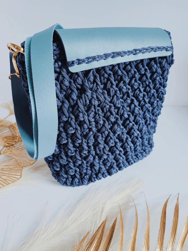 Sac Nina – Sac bandoulière en crochet bleu nuit avec cuir vegan bleu clair et détails dorés – Fait main