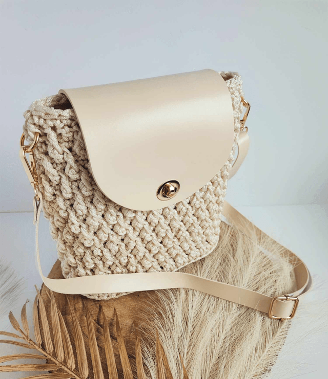 Sac Nina – Sac bandoulière en crochet beige clair avec cuir et détails dorés – Fait main