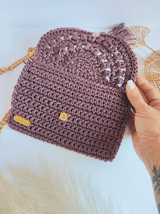 Sac Maya en crochet fait main – style bohème chic, rabat à pompon et chaîne dorée 