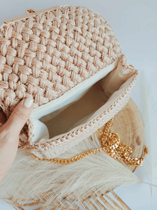 Sac Charlotte – Élégance intemporelle en crochet beige et doré