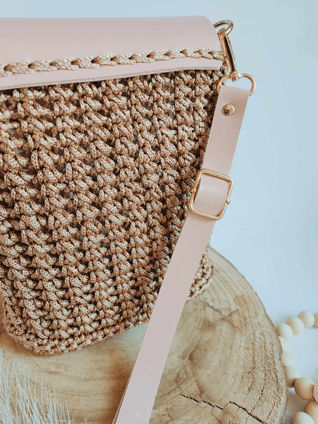 Adorable sac à bandoulière en crochet Nina rose. Accessoire unique en crochet, touche dorée 