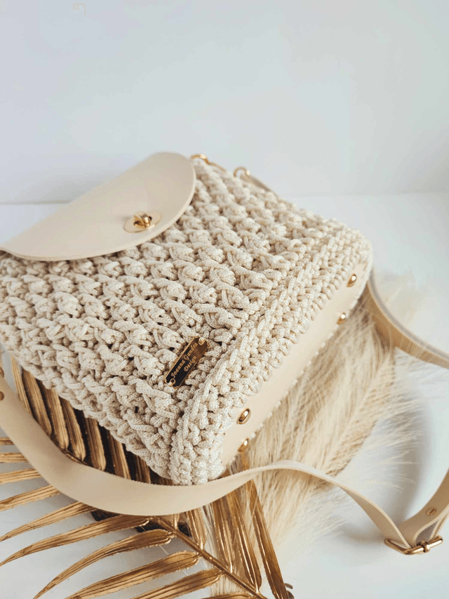 Sac Nina – Sac bandoulière en crochet beige clair avec cuir et détails dorés – Fait main
