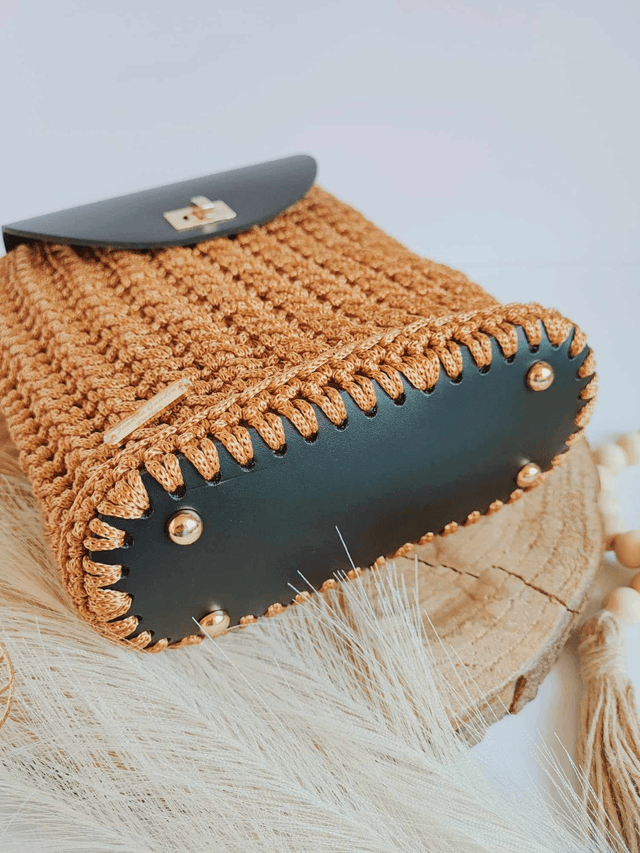 Adorable sac à bandoulière en crochet Nina. Accessoire unique en crochet, touche dorée