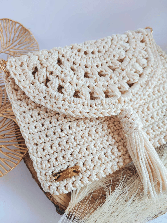 Sac Maya en crochet fait main – style bohème chic, rabat à pompon et chaîne dorée