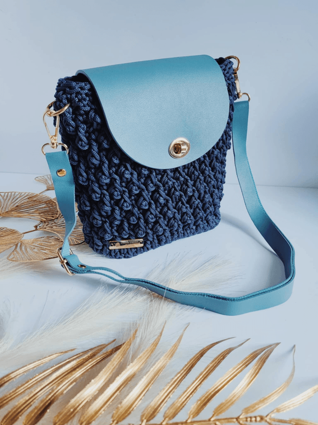 Sac Nina – Sac bandoulière en crochet bleu nuit avec cuir vegan bleu clair et détails dorés – Fait main