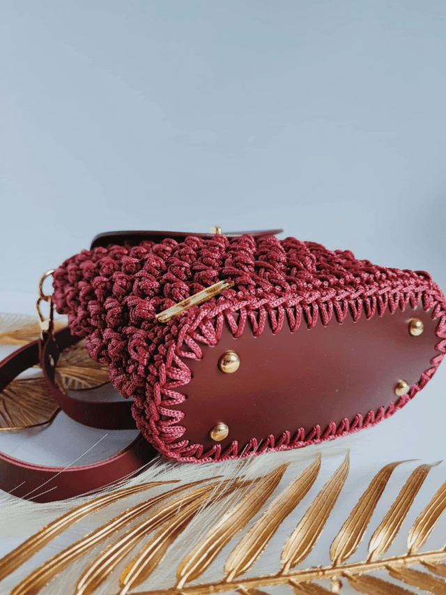 Sac Nina – Sac bandoulière en crochet bordeaux avec cuir et détails dorés – Fait main