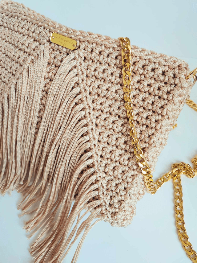 Sac Lara en crochet fait main – style bohème avec franges et chaîne dorée 120 cm